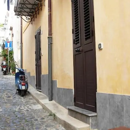 Piccolo E Grazioso Al Centro Di Ustica * Isola di Ustica